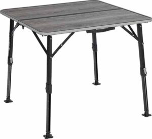 Tavolo Elùtop ComPack 80x80 aperto in ambiente esterno, pronto per l'uso campeggio.