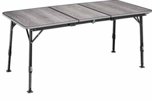 Tavolo Elùtop ComPack Extension aperto in ambiente esterno per campeggio.