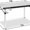 Il Tavolo Titanium Quadra 6 Compack in un contesto di vita all'aria aperta, con accessori da campeggio
