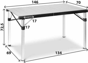 Il Tavolo Titanium Quadra 6 Compack in un contesto di vita all'aria aperta, con accessori da campeggio