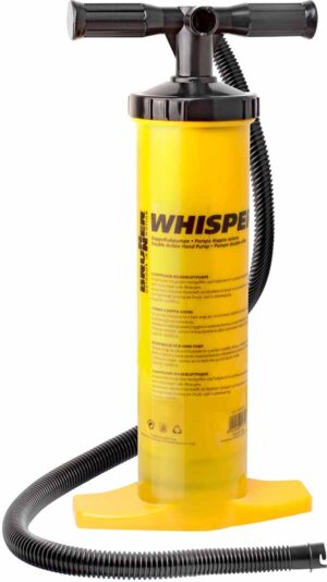 0436003N_1 Dettaglio della pompa doppia azione Whisper con manico ergonomico e ugelli per valvole, pronta all'uso per il campeggio.