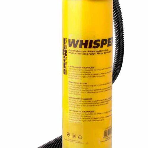 Dettaglio della pompa doppia azione Whisper con manico ergonomico e ugelli per valvole, pronta all'uso per il campeggio.