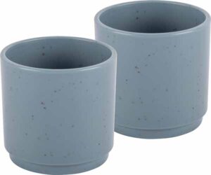 Due tazzine del Set 2 Espresso Dolomit blue posizionate su un tavolo da campeggio.