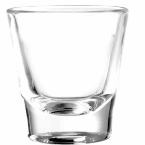 Set bicchieri grappa Graps in polimero trasparente, ideali per camper e caravan, su un tavolo da campeggio.