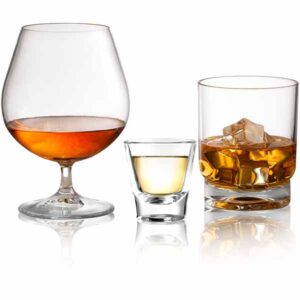 Dettaglio dei bicchieri grappa Graps impilabili, mostrando la loro praticità e il design compatto per l'interno del veicolo.
