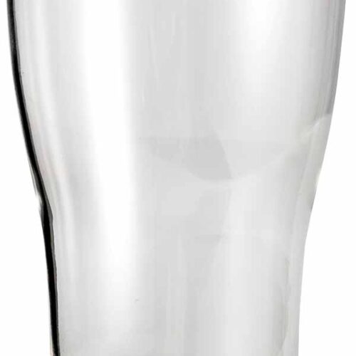 Bicchieri birra Pint trasparenti su tavolo da campeggio, pronti all'uso in ambiente esterno.