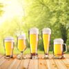 0830210N.C71_4 Dettaglio dei bicchieri birra Pint accanto ad attrezzatura da campeggio, suggerendo praticità e durabilità per la vita all'aria aperta.
