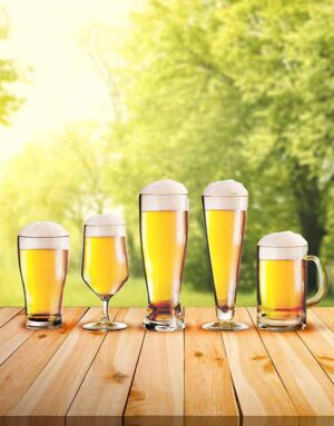 0830210N.C71_4 Dettaglio dei bicchieri birra Pint accanto ad attrezzatura da campeggio, suggerendo praticità e durabilità per la vita all'aria aperta.