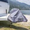 Copritimone A-Cover installato su timone di caravan, mostra la protezione completa da agenti atmosferici.
