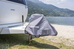 Copritimone A-Cover installato su timone di caravan, mostra la protezione completa da agenti atmosferici.