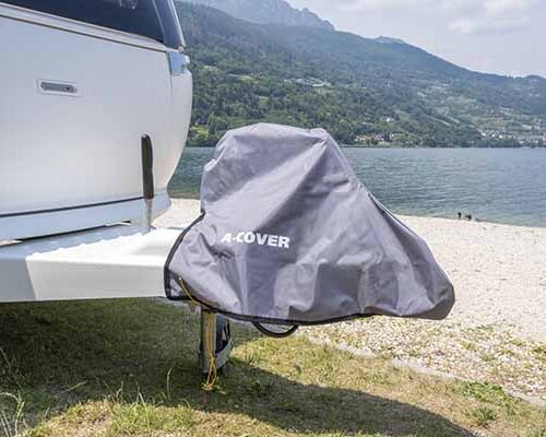 Copritimone A-Cover installato su timone di caravan, mostra la protezione completa da agenti atmosferici.