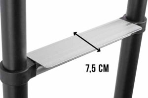 Interno di un camper con la scala telescopica Laddy Alcove riposta, ottimizzazione dello spazio